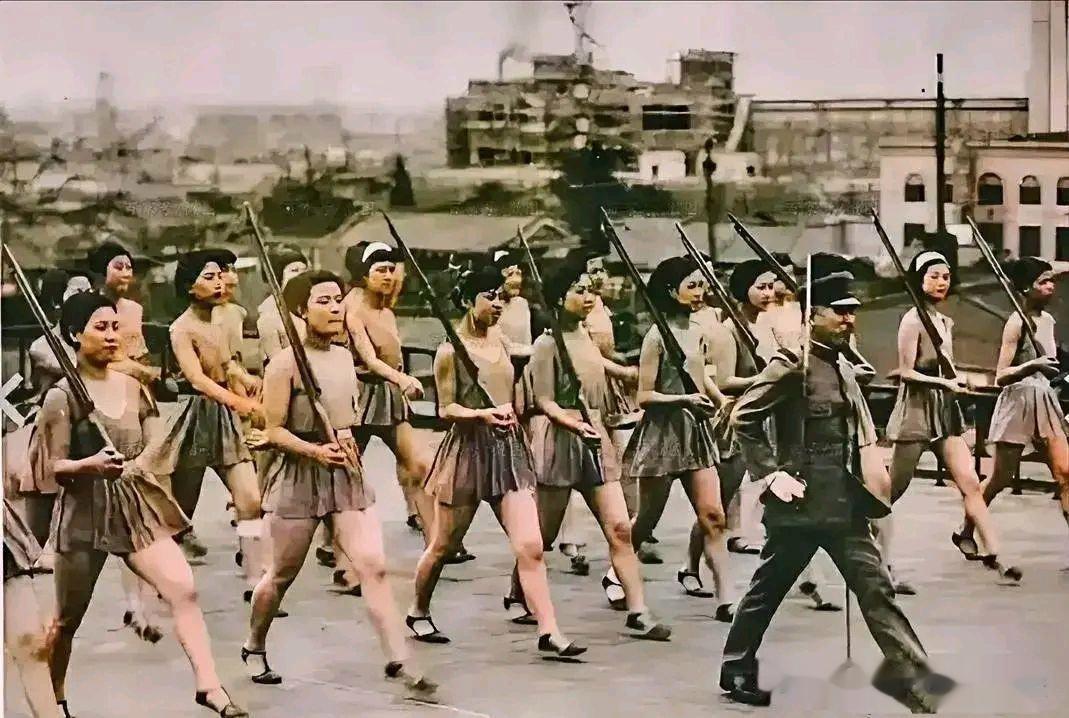 1941年，一个日本军官，带着许多穿短裙的日本女子进行军事训练。这些女孩有的是学