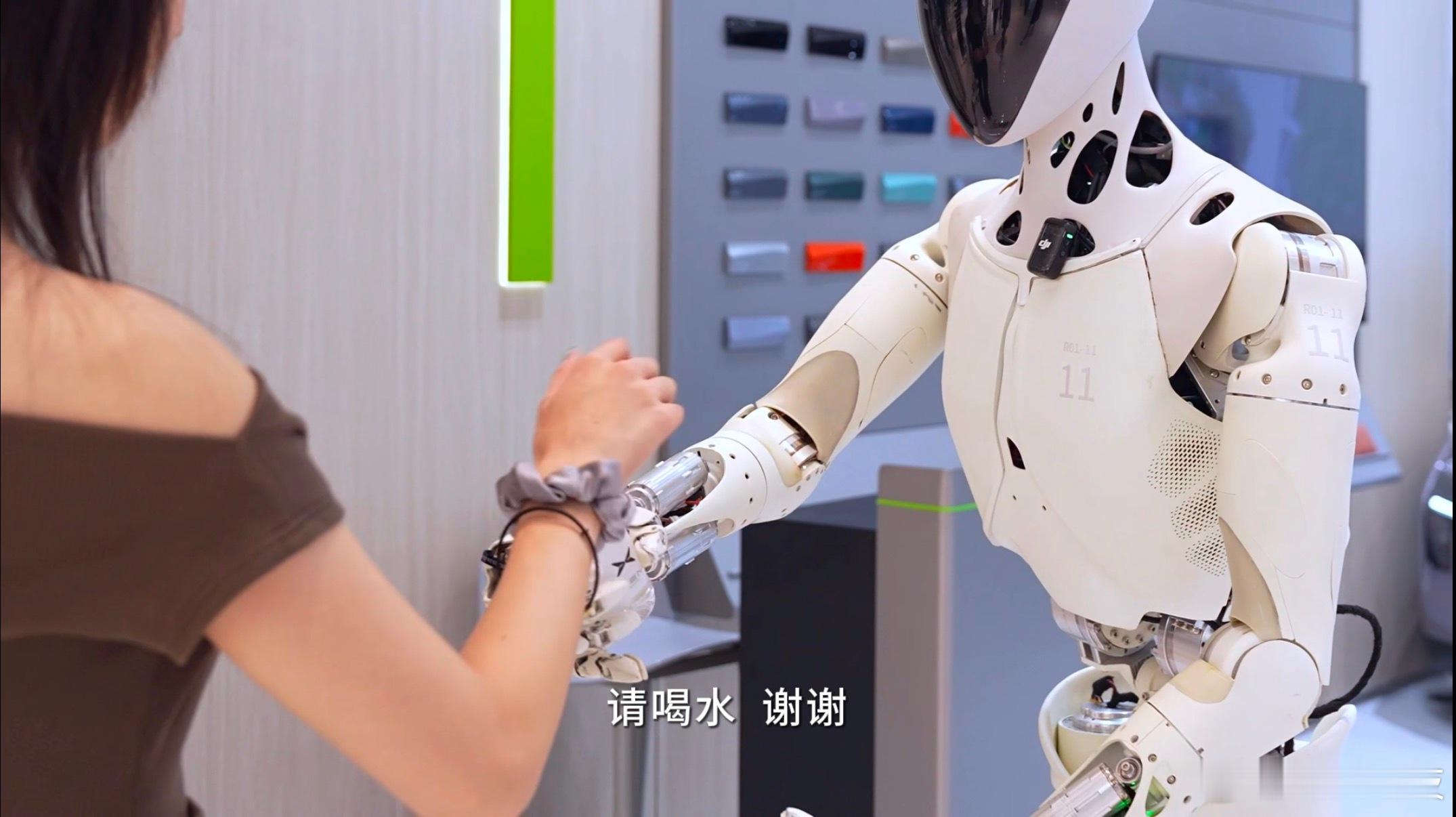 小鹏是懂怎么吸引人的[憧憬] 直接让自家机器人IRON进店上岗卖小鹏G7，介绍到