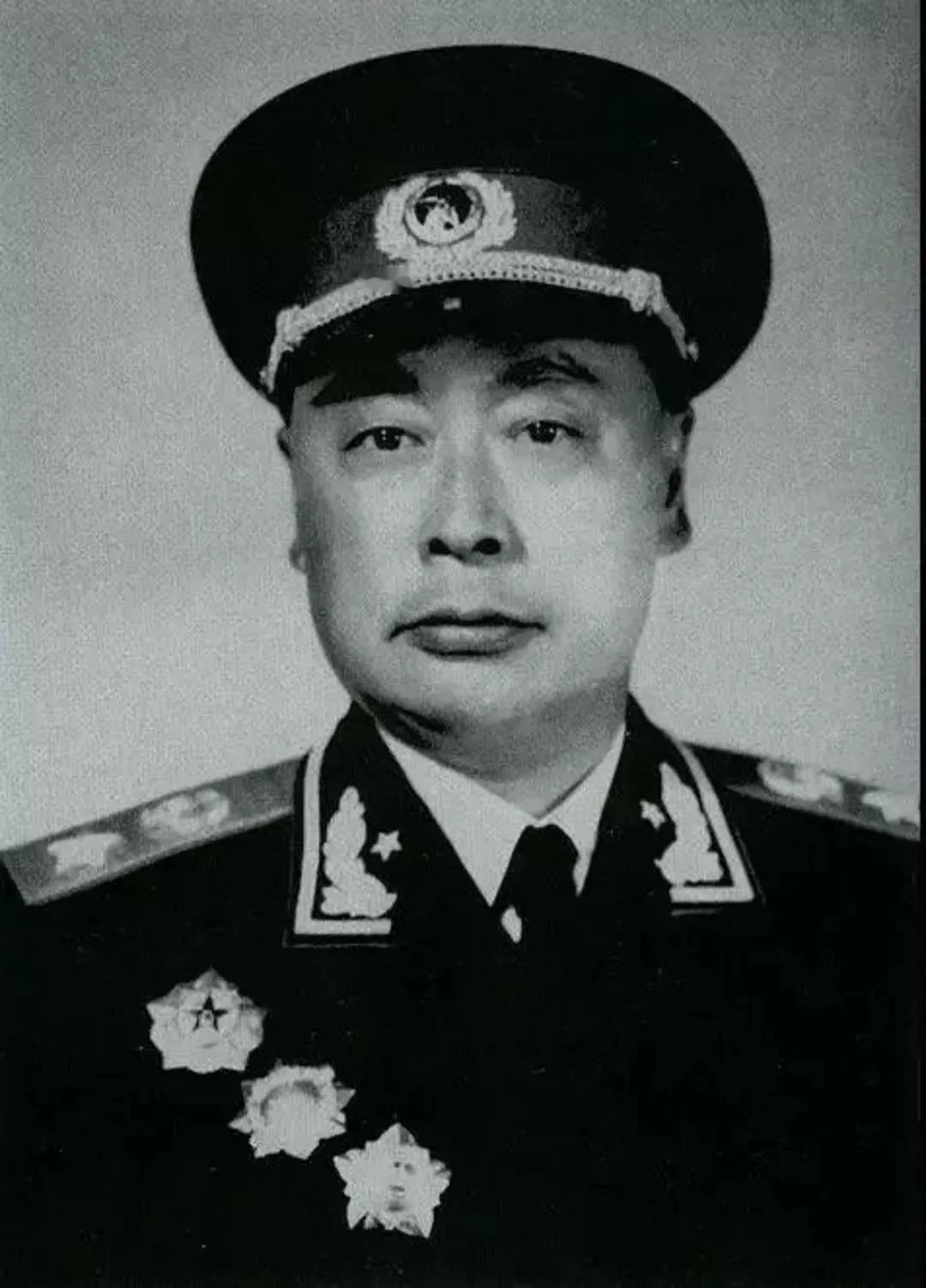 1936年，陈毅被叛徒诱骗下山。途中，陈毅口干舌燥，于是到一农妇家讨口水喝。谁料