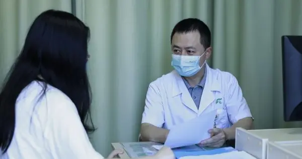 准妈妈吹空调后“口歪眼斜”，医生提醒：盛夏吹空调要注意这些