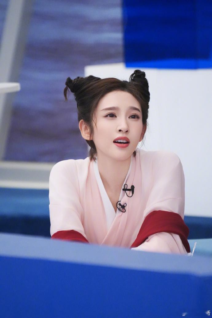 唐艺昕今天是牛角包唐艺昕田灵儿妆造 牛角包发型封神适配唐艺昕！田灵儿限时返场，妆