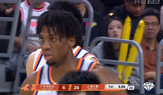 这场球宏远队进攻完全失常，再加上宏远本身的打法就是加快节奏打更多进攻回合的，命中