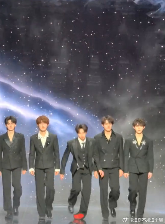 朱志鑫红毯崴了一下脚 朱志鑫差点摔了看到朱志鑫红毯绊了一下瞬间捏把汗，还好没事！