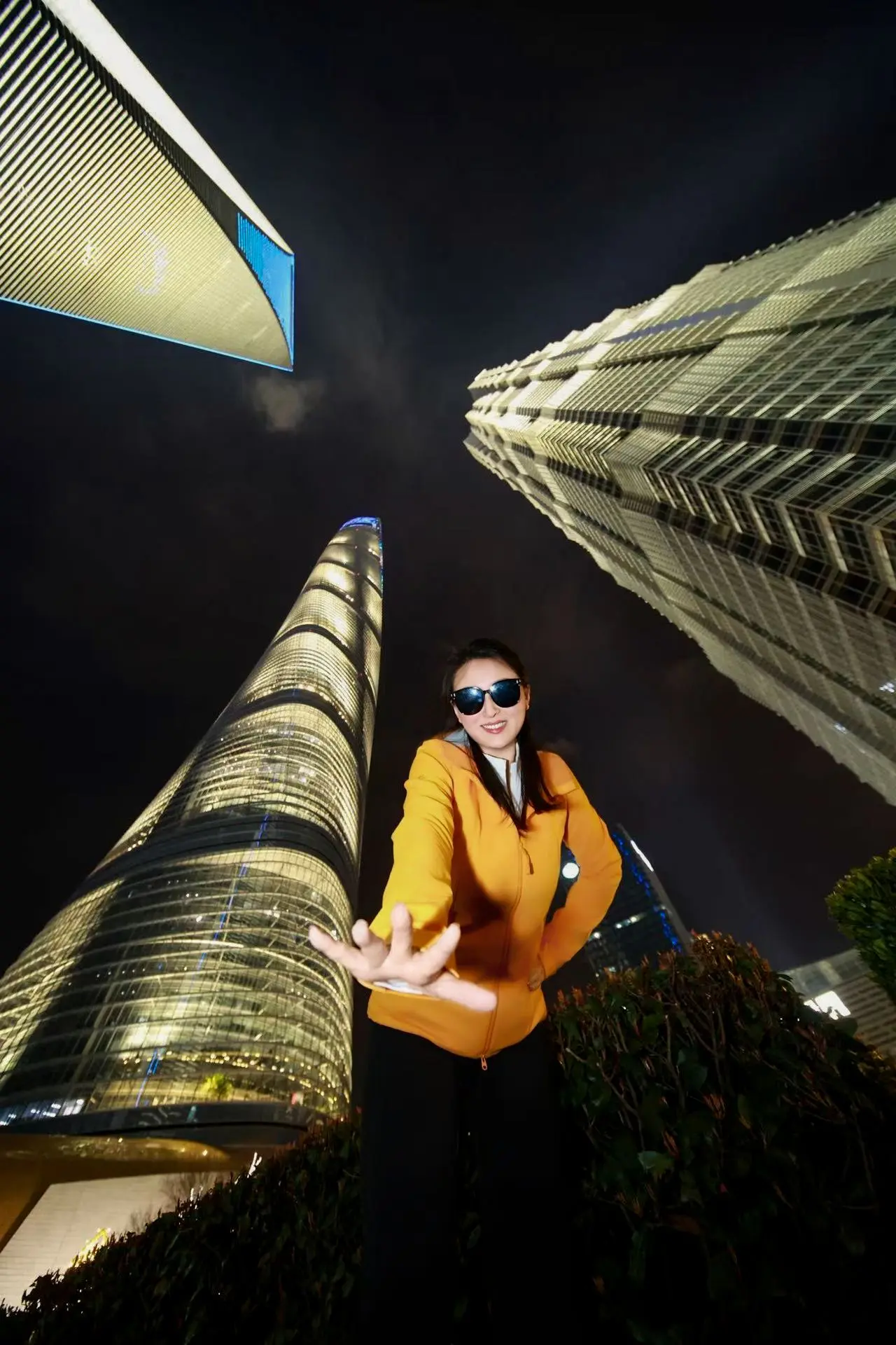 Shang Hai "赴一场魔都之约"，陆家嘴三件套保持须臾的浪漫，理...