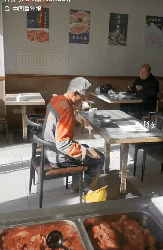 上海，一个满头白发的工地大叔，在餐馆吃完饭后，他戴好安全帽，并没有着急离开。只见