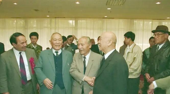 1995年10月，新疆维吾尔自治区成立40周年盛大庆典，中央代表团专程赴疆祝贺，