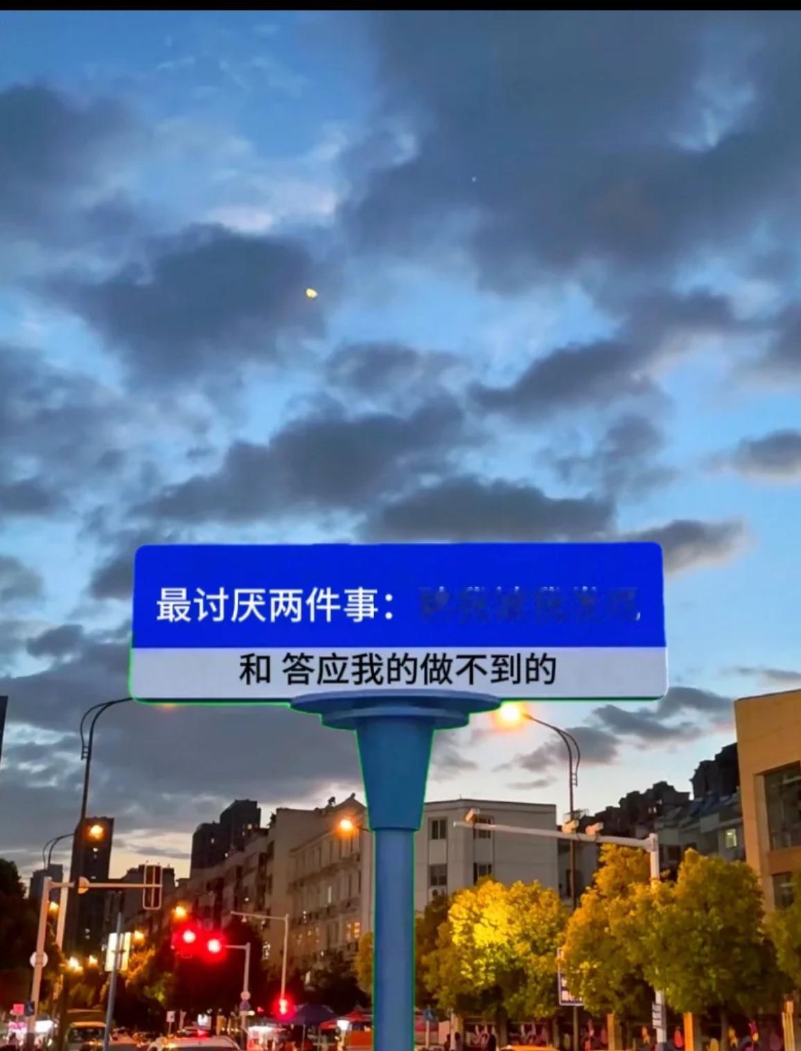 讨厌一个人是讨好还是远离?讨厌一个人不必讨好，讨好会委屈自己、内耗情绪；也不必刻