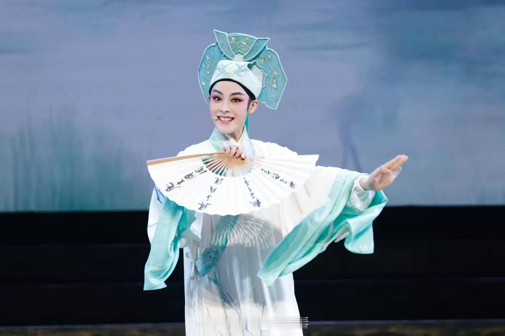 今年百花奖到底花落谁家大漠女儿阿育娅被陈丽君演活了，戏曲底子给的形体优势加上眼神