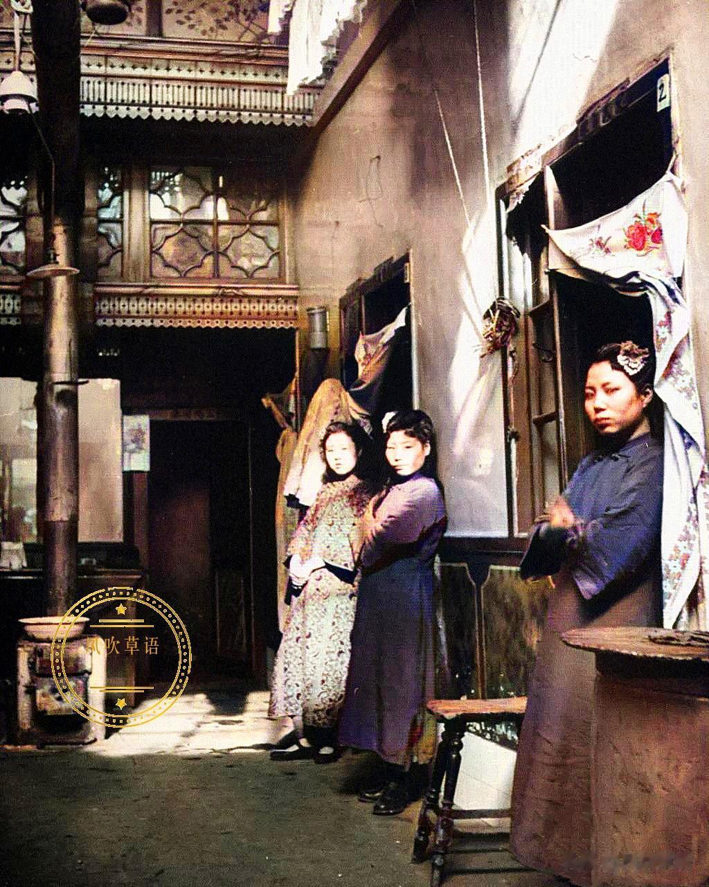 1946年3月，沈阳。几位倚墙而立，等待顾客上门的风尘女子。

抗战已经胜利，但