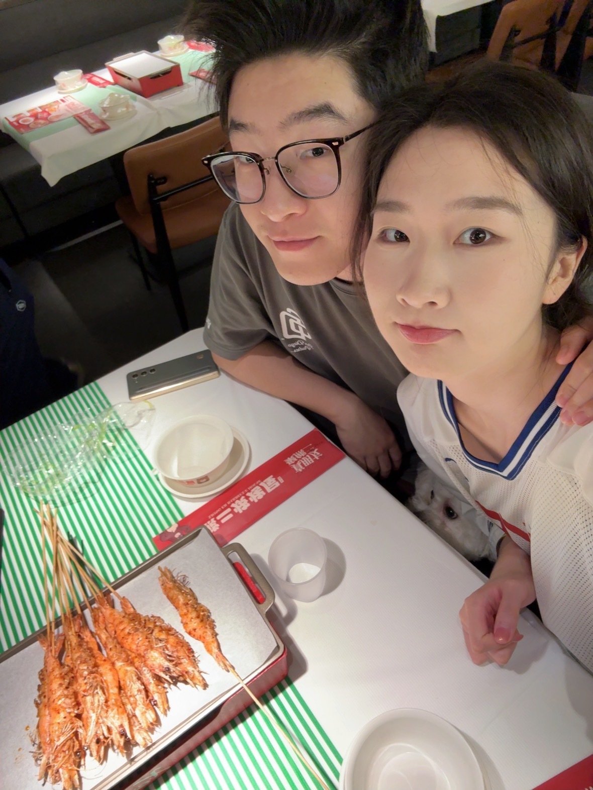 今天有点惨的两个人：我加班做ppt超人上班嘻嘻吃个烧烤犒劳一下自己