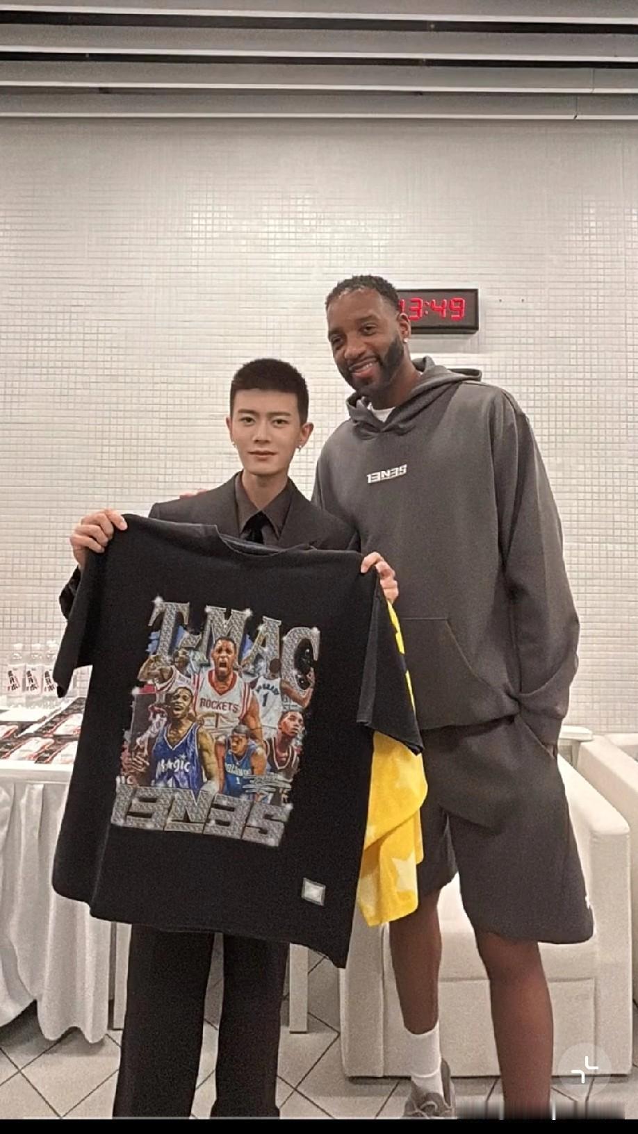 看国超和麦迪同框也太有反差萌了吧！
 
外国友人这高大身形往旁边一站，任嘉伦直接