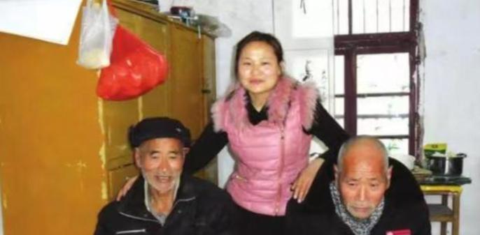 1988年，夫妻生下女婴想弃养。

皖北田桥村的暮色里，这对年轻父母看着襁褓中瘦