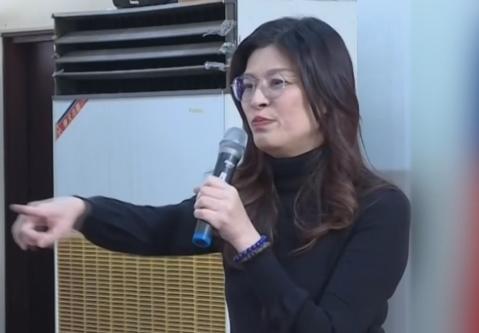 郑丽文现在估计肠子都悔青了。她后悔的不是向日本灾区伸了援手，也不是以个人名义捐了