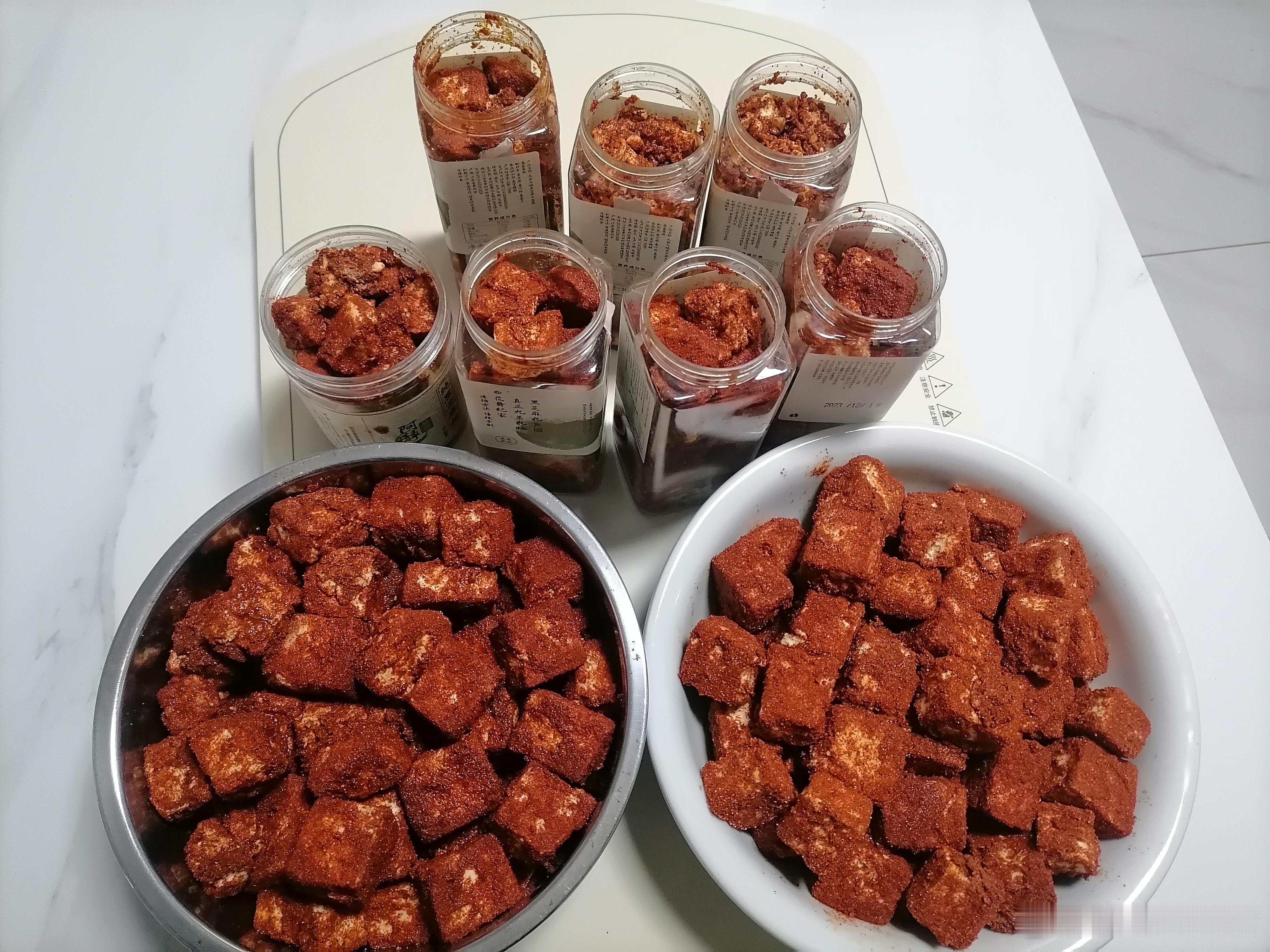 今天把上次切好的11斤豆腐腌了。发PYQ出来，好几个人问卖不卖，还有个姑娘看我评