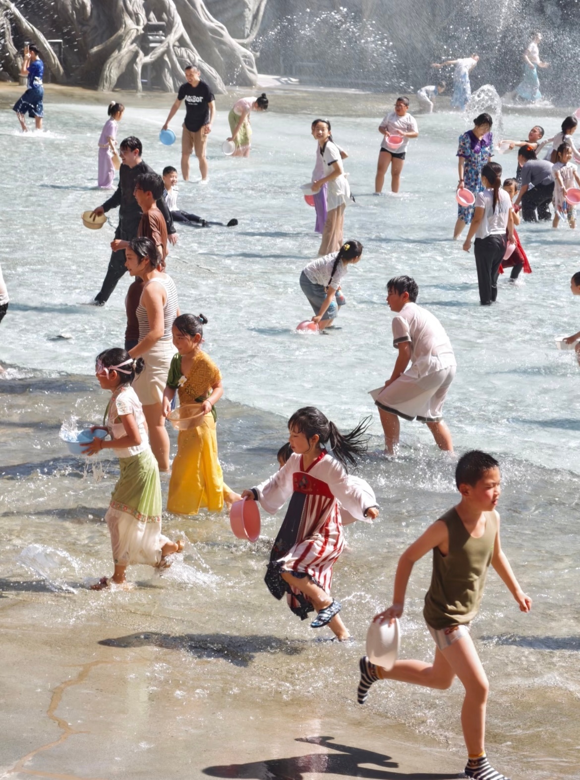 压力大可以看看周震南的毛衣哈哈哈哈看到周震南在泼水节玩的这么开心我也想去泼水节了