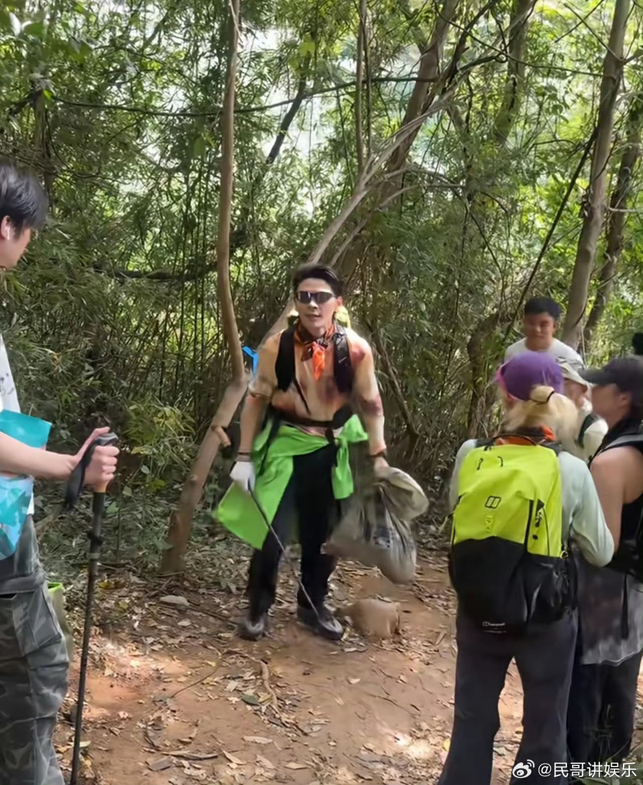 杭州偶遇向佐徒步捡垃圾🗻杭州山野风光怡人，向佐徒步不忘带走垃圾，传递爱护自然的