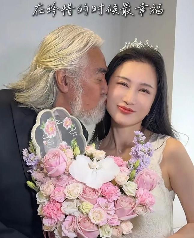 当代大导演张纪中老先生与小娇妻杜星霖的结合，被张导吹牛逼成“天下第一爱，而且是真
