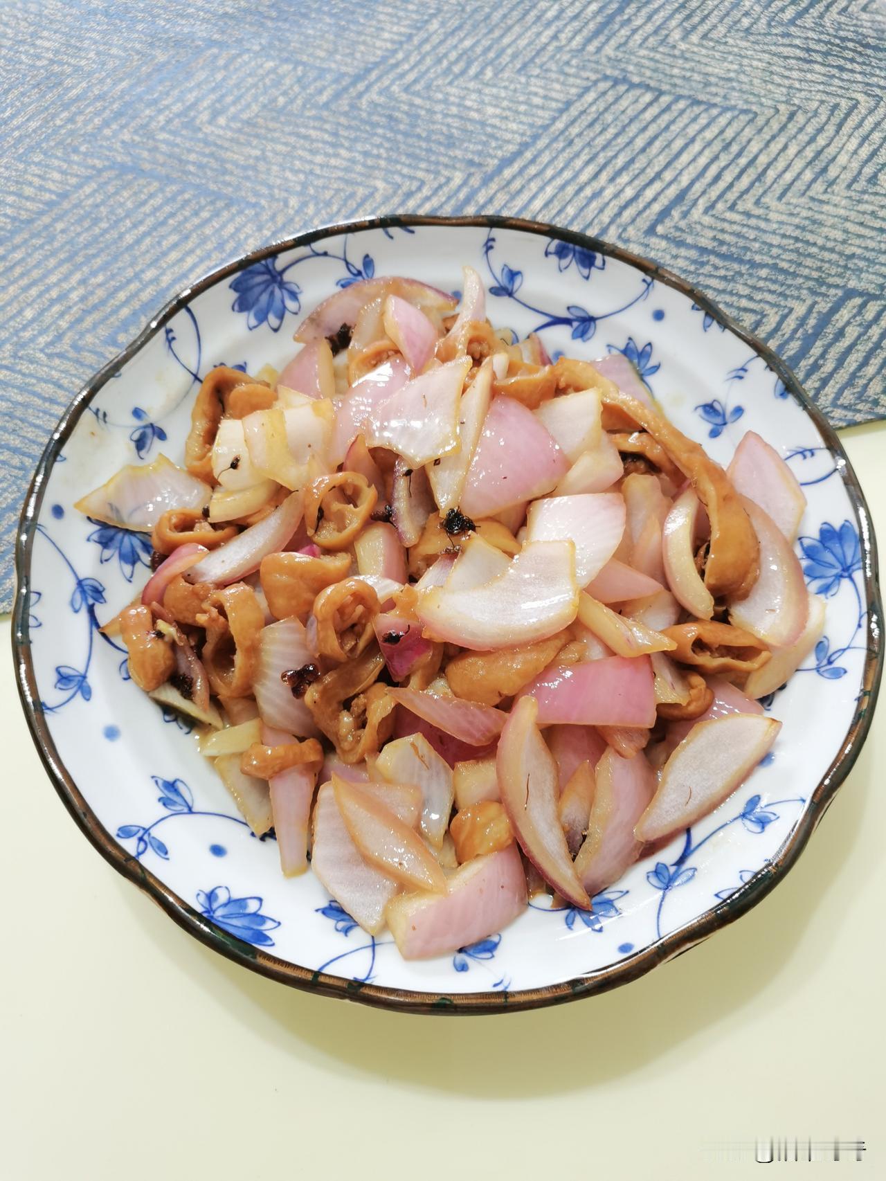 去食堂打饭，阿姨问我要什么，我说：“随便来点，能吃就行。”
阿姨手一抖：“同学，