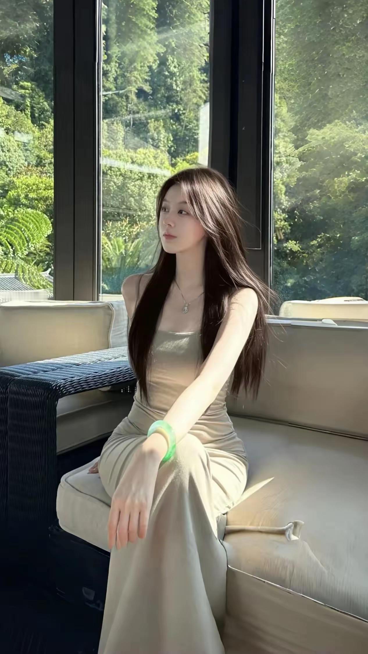 阳光洒进来的午后，优雅地坐在窗边，享受宁静时光。