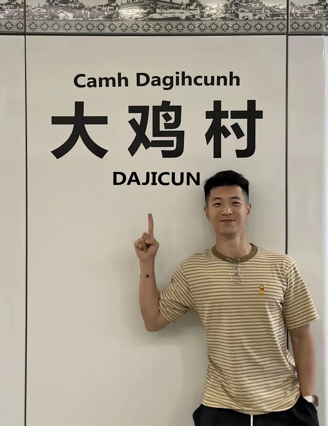 记录我的2026地铁里的夏天是短暂却密集的相遇。人很多，空间很近，偶尔抬头就会撞