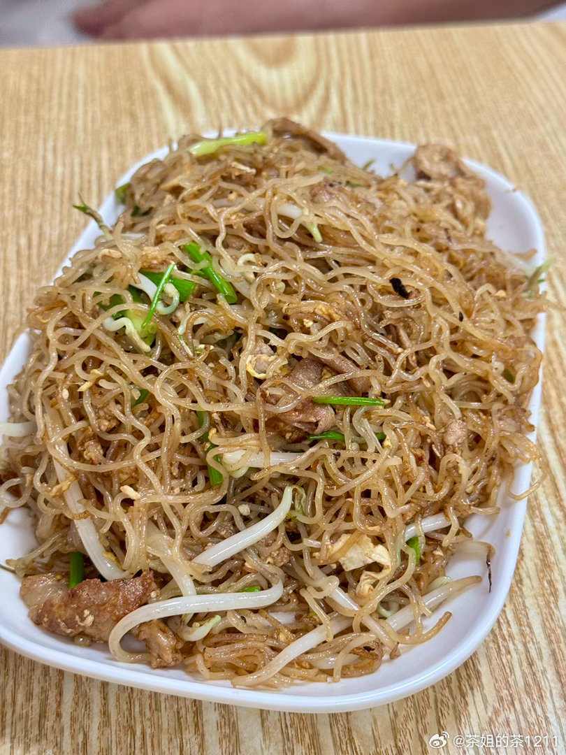 本来说回去做饭的，结果撬茶包茶忙到6点半才忙完，太晚就懒得做了，找到一家有炒河粉