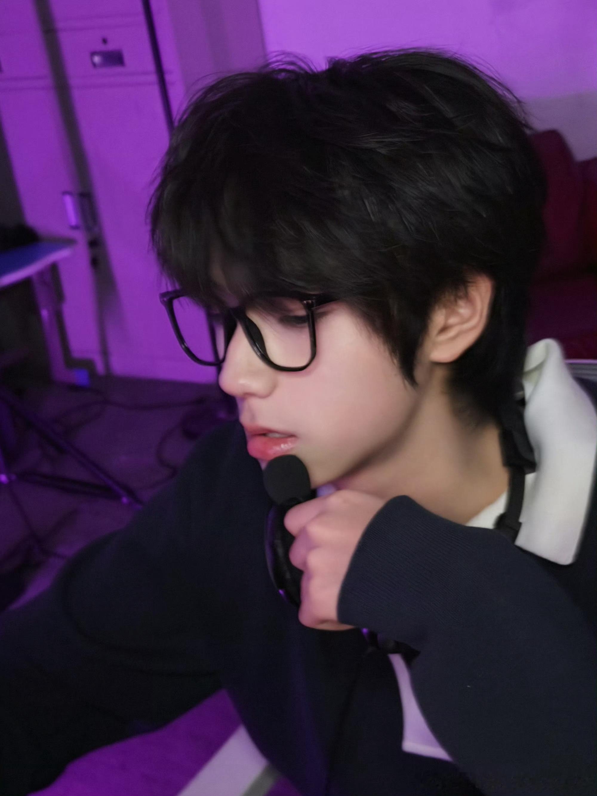 王橹杰扶起黑色镜框 王橹杰黑框眼镜营业十宫格照🈶此男黑框眼镜造型太绝了王橹杰竟