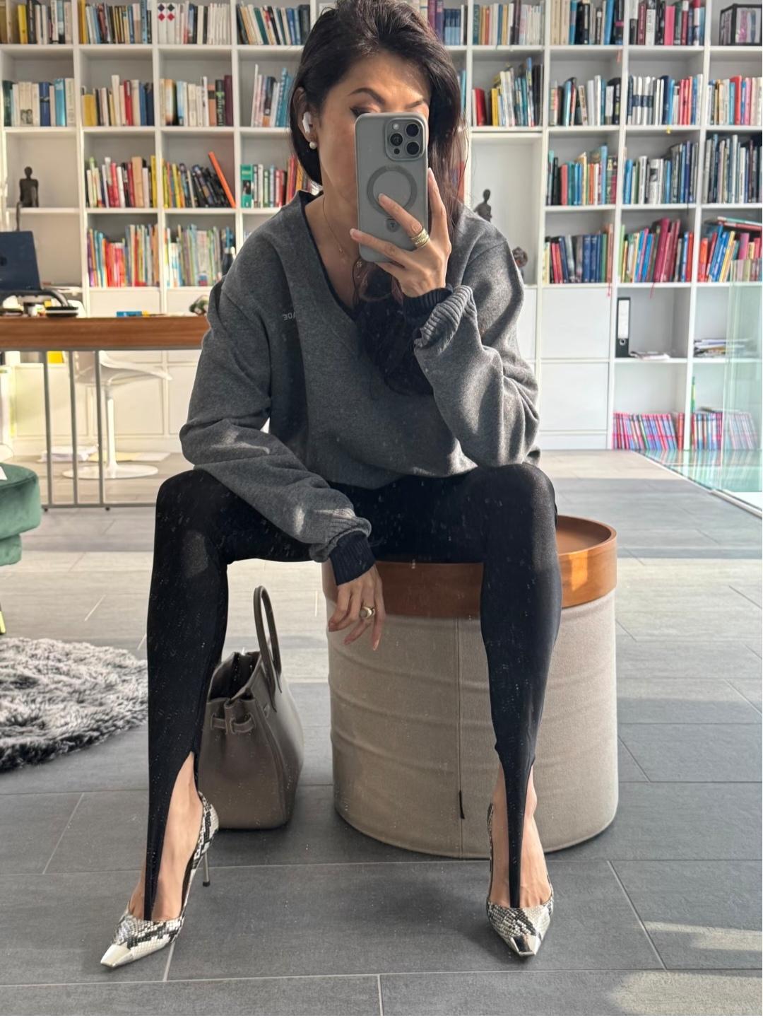 这样的裤子，第一次见，好奇挂在了哪个脚趾头上[呲牙]