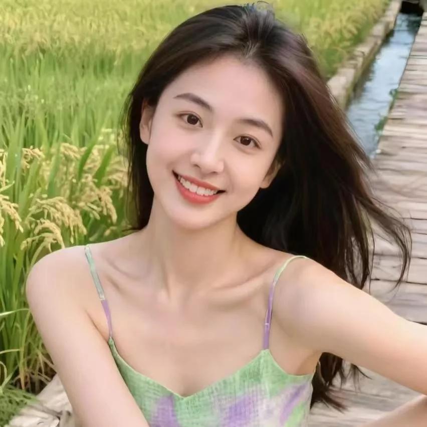在金黄的稻田里，笑容灿烂的少女，自然清新的夏日风情。少女感笑容 稻田风光美如画 