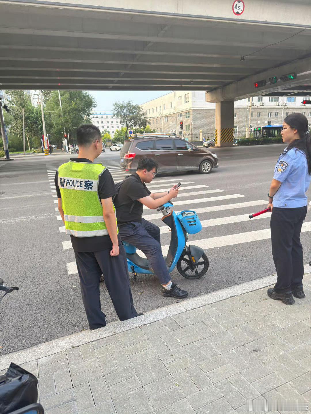 我爱石家庄 【下班不下岗 平凡显担当】8月20日傍晚18时许，在石家庄槐安路与福