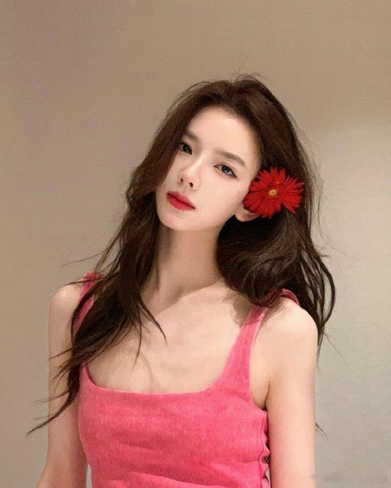 孙一宁曝医美骗局 近期，网红孙一宁因一组医美对比照再次站上舆论风口。网友晒出她的