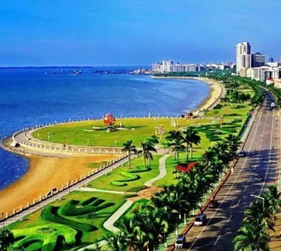 出门在外，若要问路，找男性询问更为合适。别急着开口，递上一支烟往往比直接询问更能