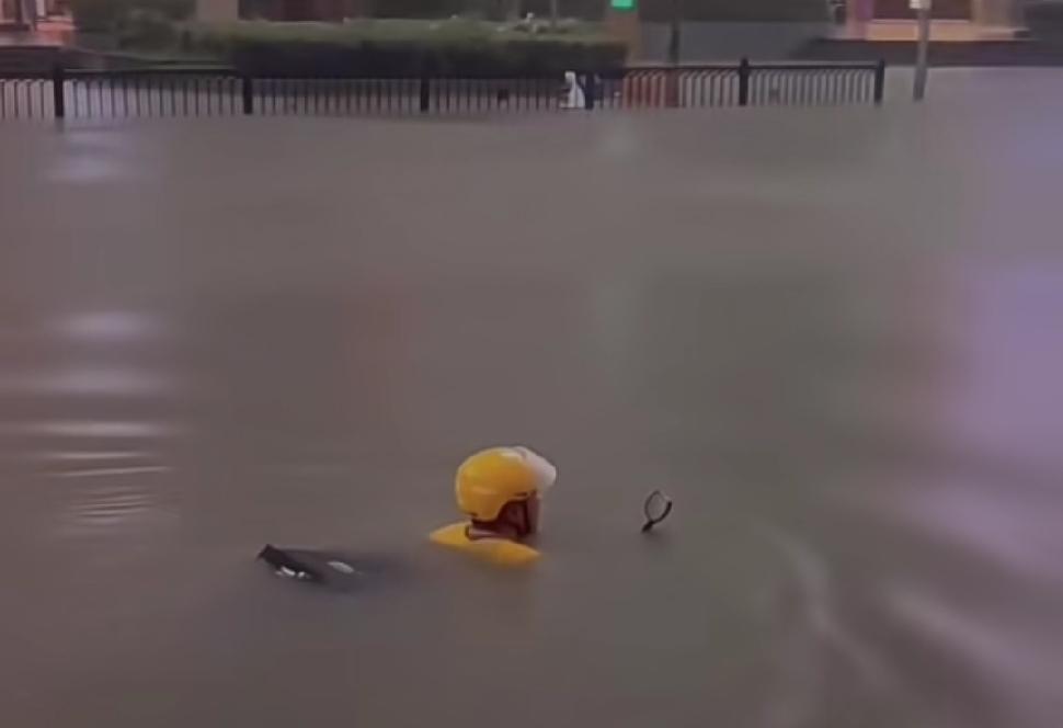 受台风“白海豚”影响，河南多地普降暴雨。河南许昌一位外卖小哥的车辆被暴雨淹没，可