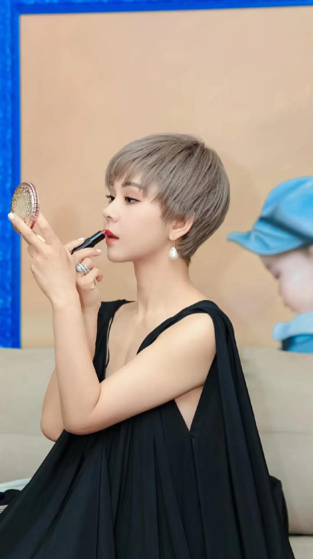 王雷老婆李小萌好难看，而且还有一张娃娃脸，新发型就是给人眼前一亮。