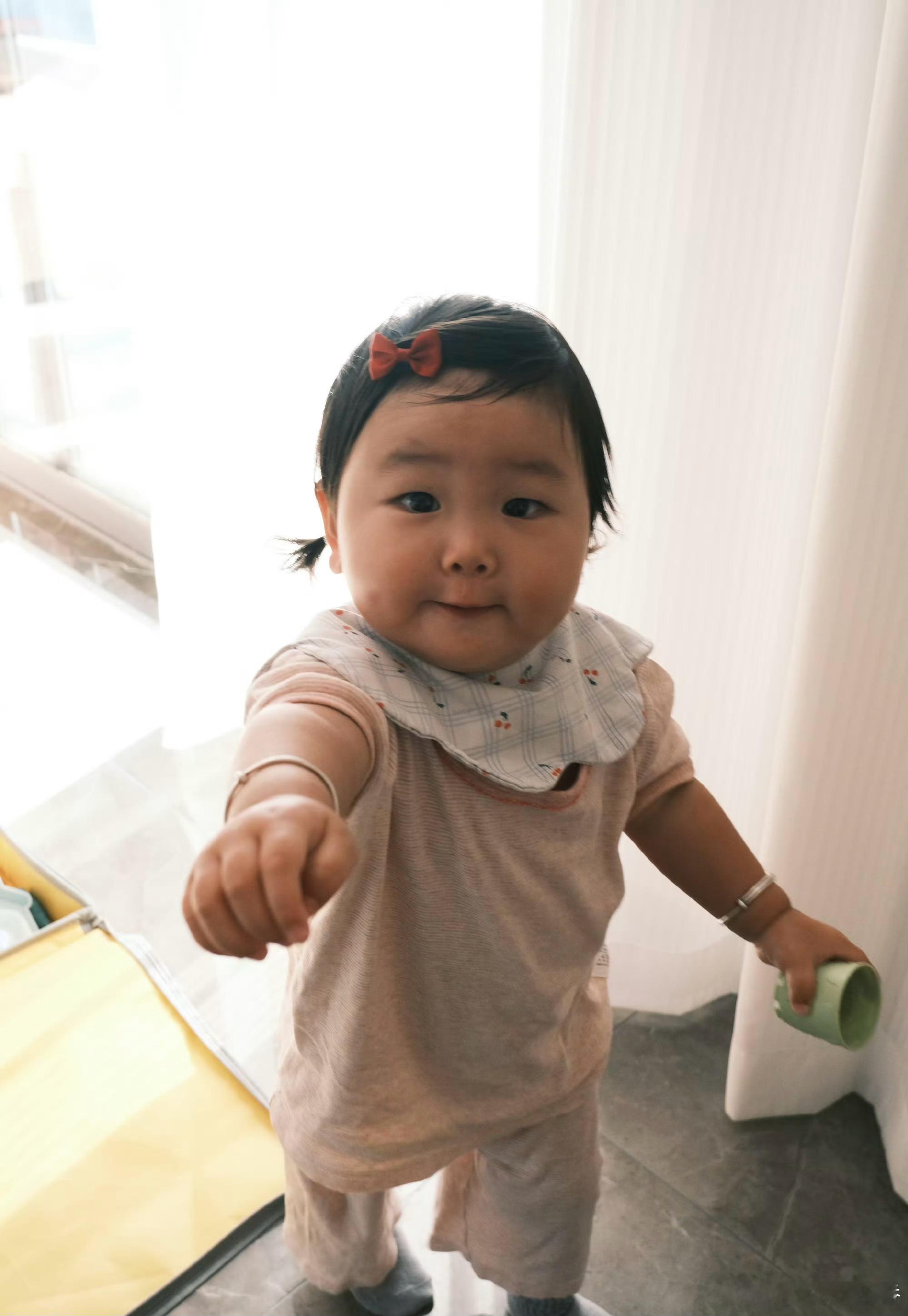 阿如那有两个女儿了好可爱的两个小宝贝[捂嘴哭]谁能想到戏里气场凶狠的李宏伟私下是