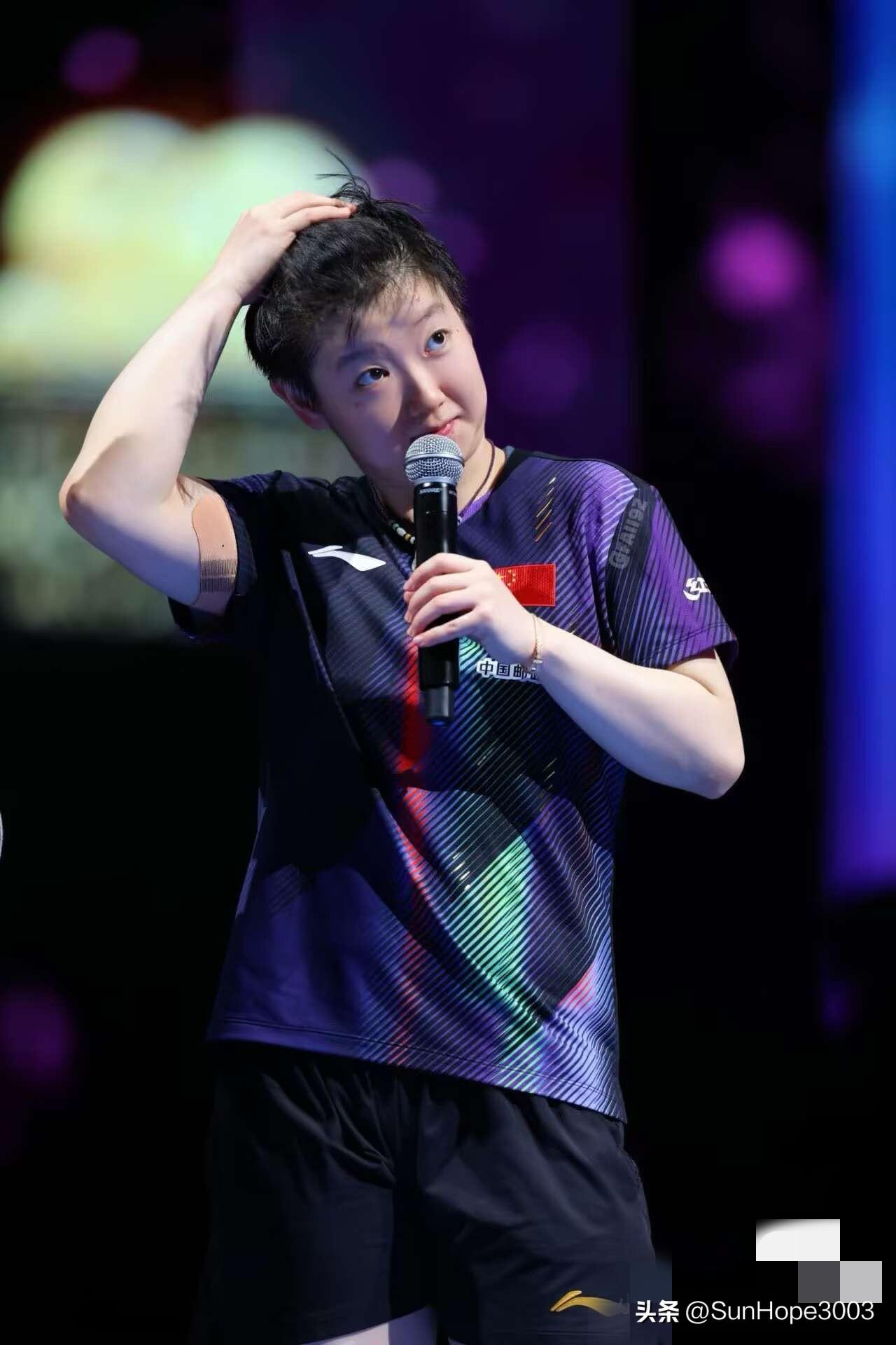 其实莎莎在打决赛的时候，胳膊上也贴了肌贴。

澳门世界杯决赛，莎莎4-1曼昱，夺