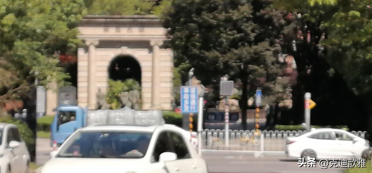 在小区里碰到杨爹，让我大吃一惊。
杨爹竟然坐上了轮椅。
我问他这是怎么了，他说没
