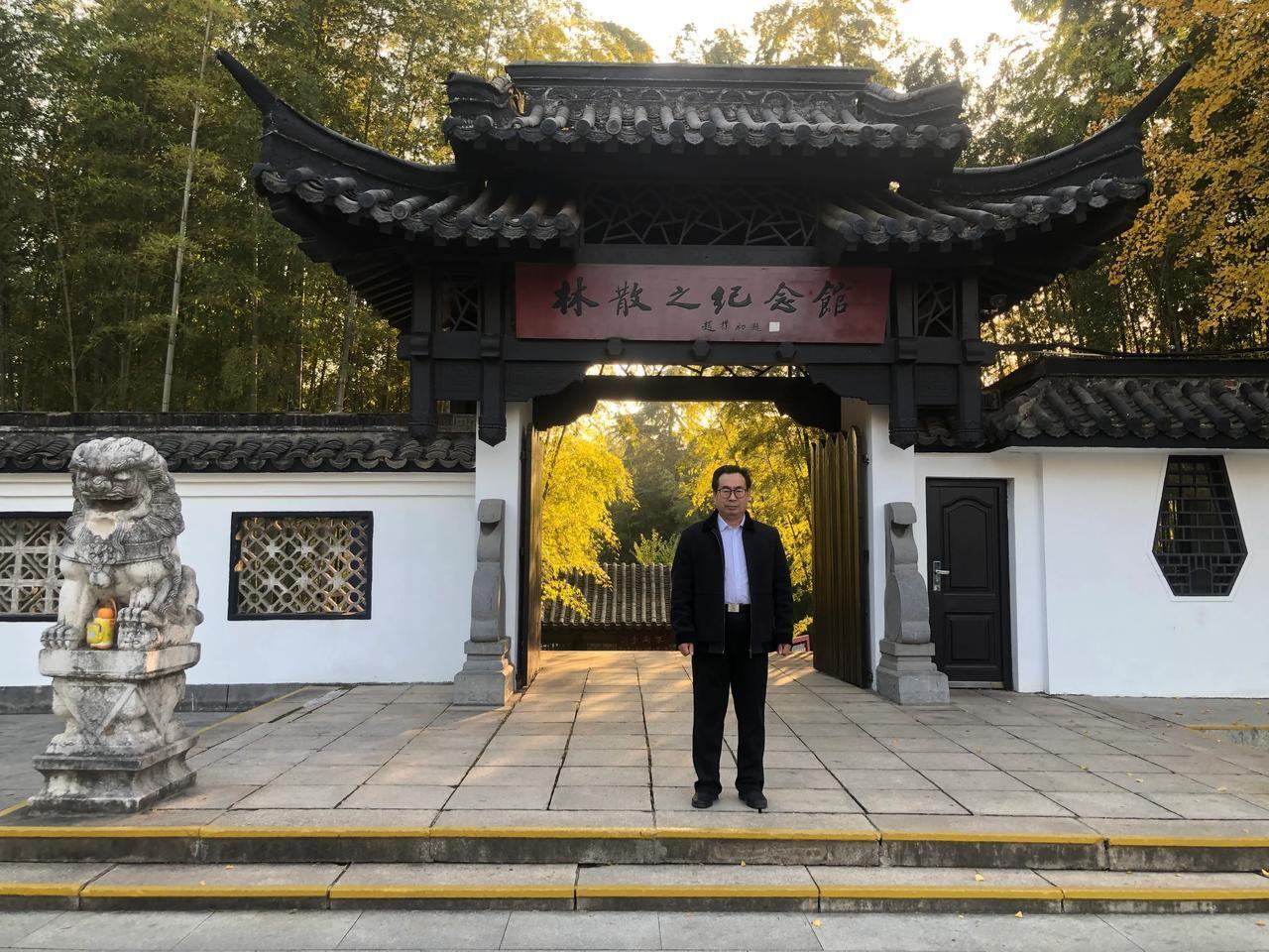 累
文｜孙玉良
夜梦脊背被压弯
眼望远方蜀道难
烦恼倒逼日子走
春节反如度关山