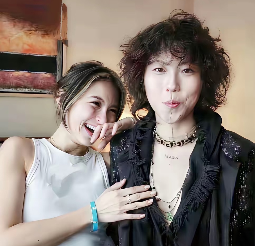 李嫣窦靖童宋妍霏同框李嫣这么美了真的是女大十八变了，很漂亮的三位美女姐姐妹妹，三
