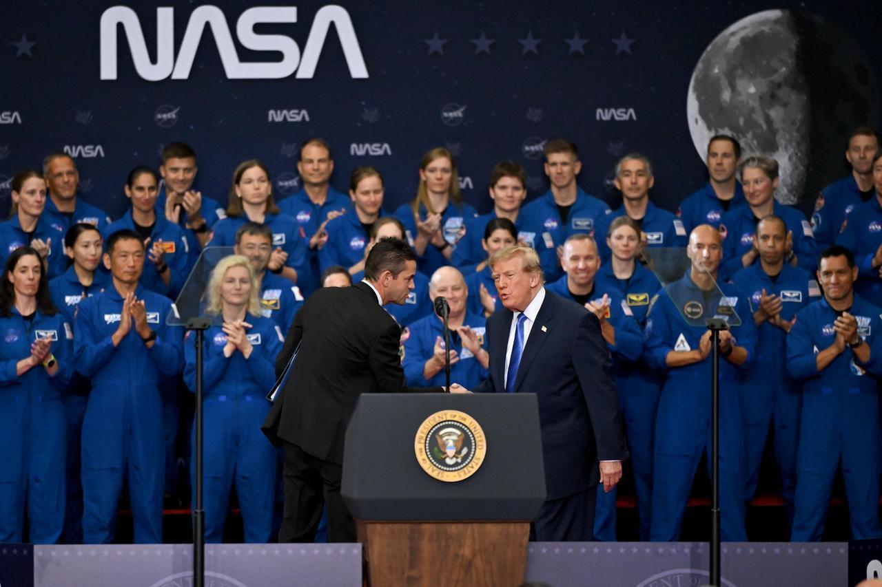老特亲自为 NASA 站台，一方面建设国家级太空学府，持续为航天科技队伍输送人才