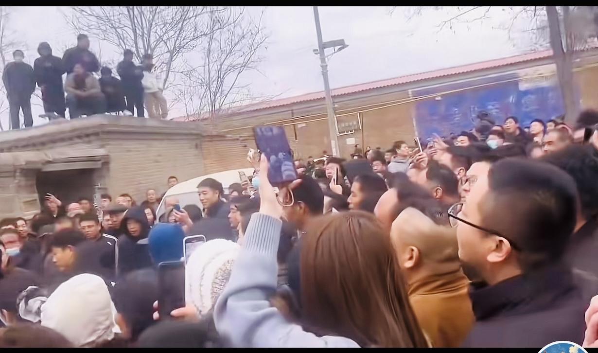 男方开礼炮车到女方家喊话“骗婚”两人相识三个月便结婚，应该属于闪婚，彼此之间了解