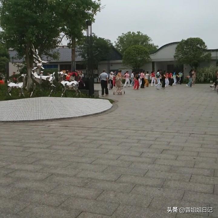 今天，我还是和大家谈一谈万能账户。其实，万能账户相当于保险公司送给客户的一个活期