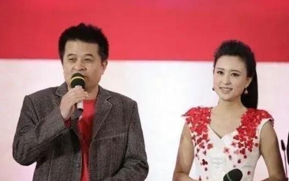 2013年，34岁的张蕾经毕福剑搭线，认识了54岁的富高王吉财，一见面，她就打起