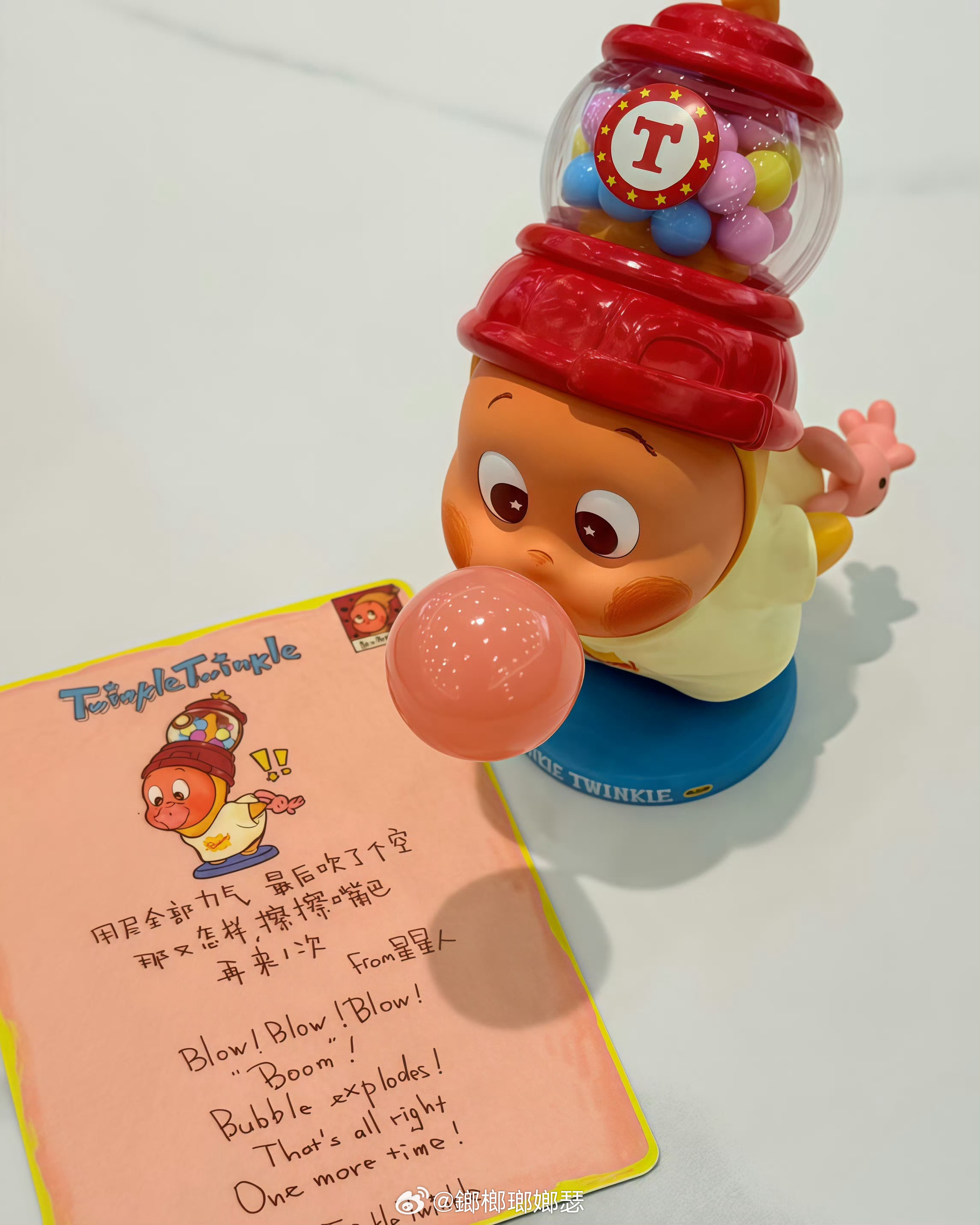 下班了有点累 也不想说话就静静的在沙发上靠一会然后去洗漱睡觉 日子就这样过了一天