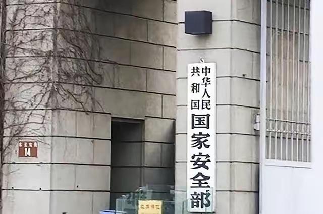 王庆简凭借自身努力与专业优势，在情报工作中逐渐崭露头角。他熟练掌握日语，对日本国