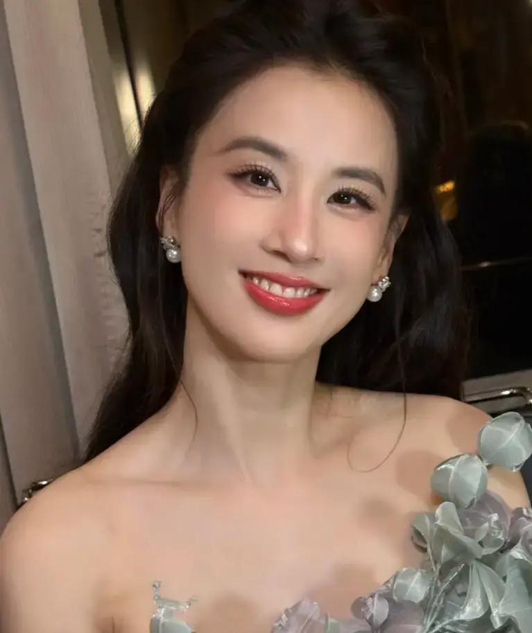 黄圣依练到凌晨一点打车回酒店，第二天节目组就把手机统一收走。

张萌在播客里聊到