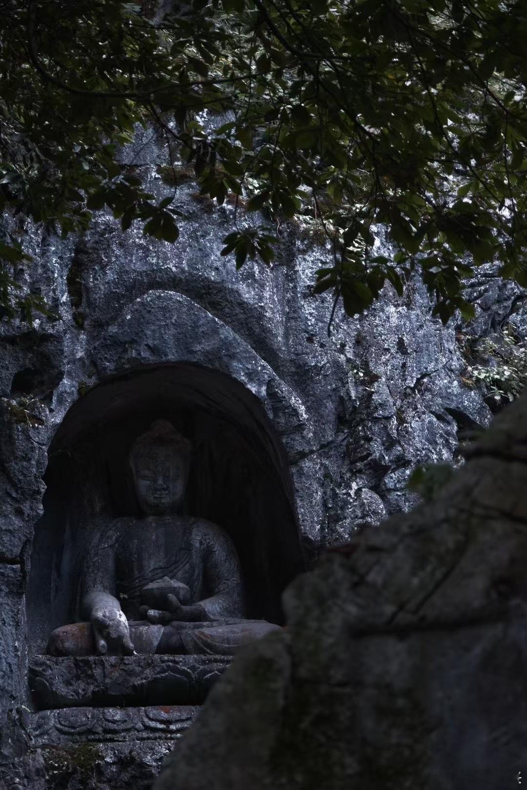 灵隐寺在这里，时间仿佛凝固，尘世的喧器与纷扰都被抛诸脑后，让人的心灵得到片刻的安