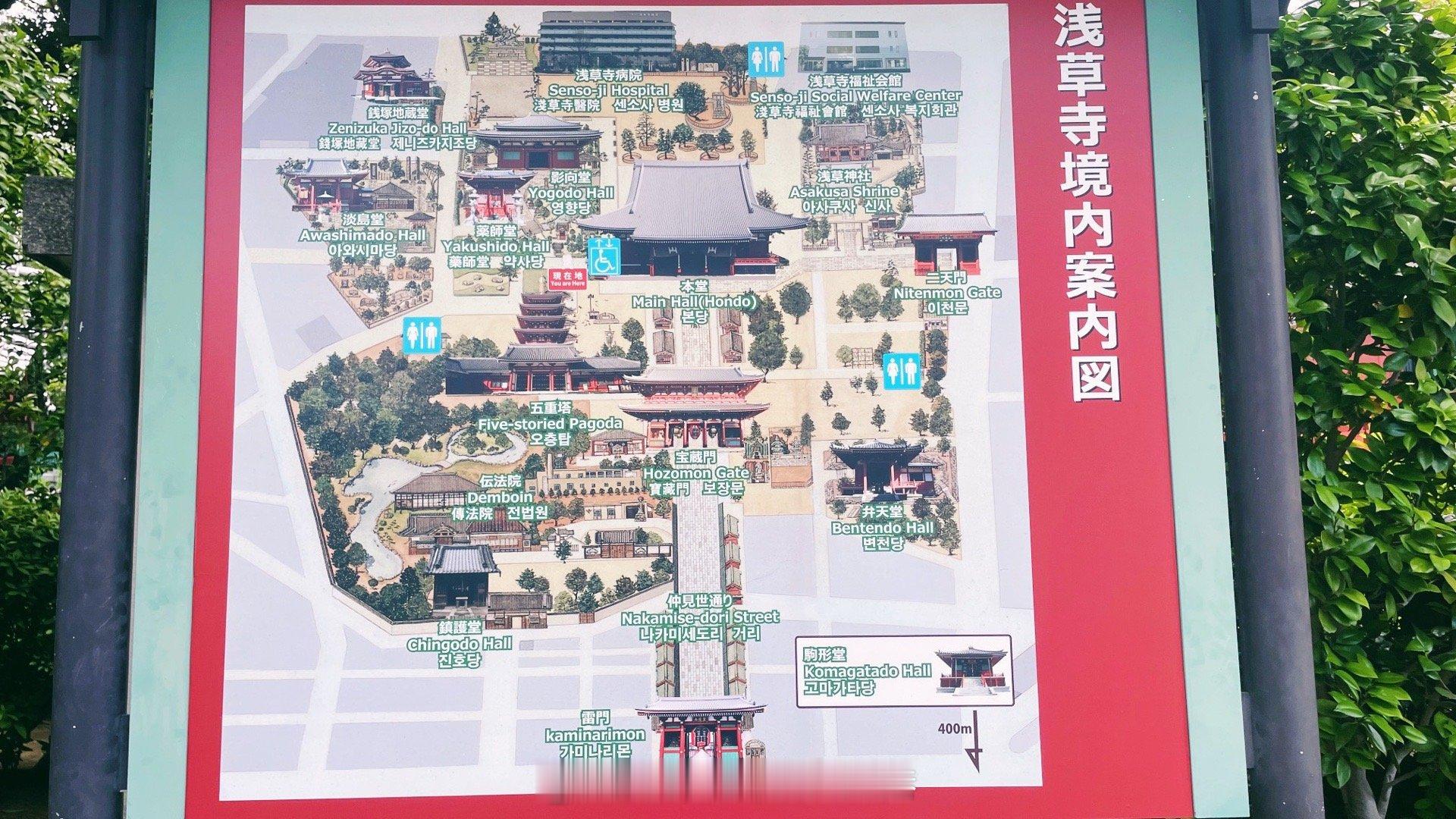 上午闲逛浅草寺，光是名字就很有好感，这是东京地区最古老的寺庙，江户时代的风格很明