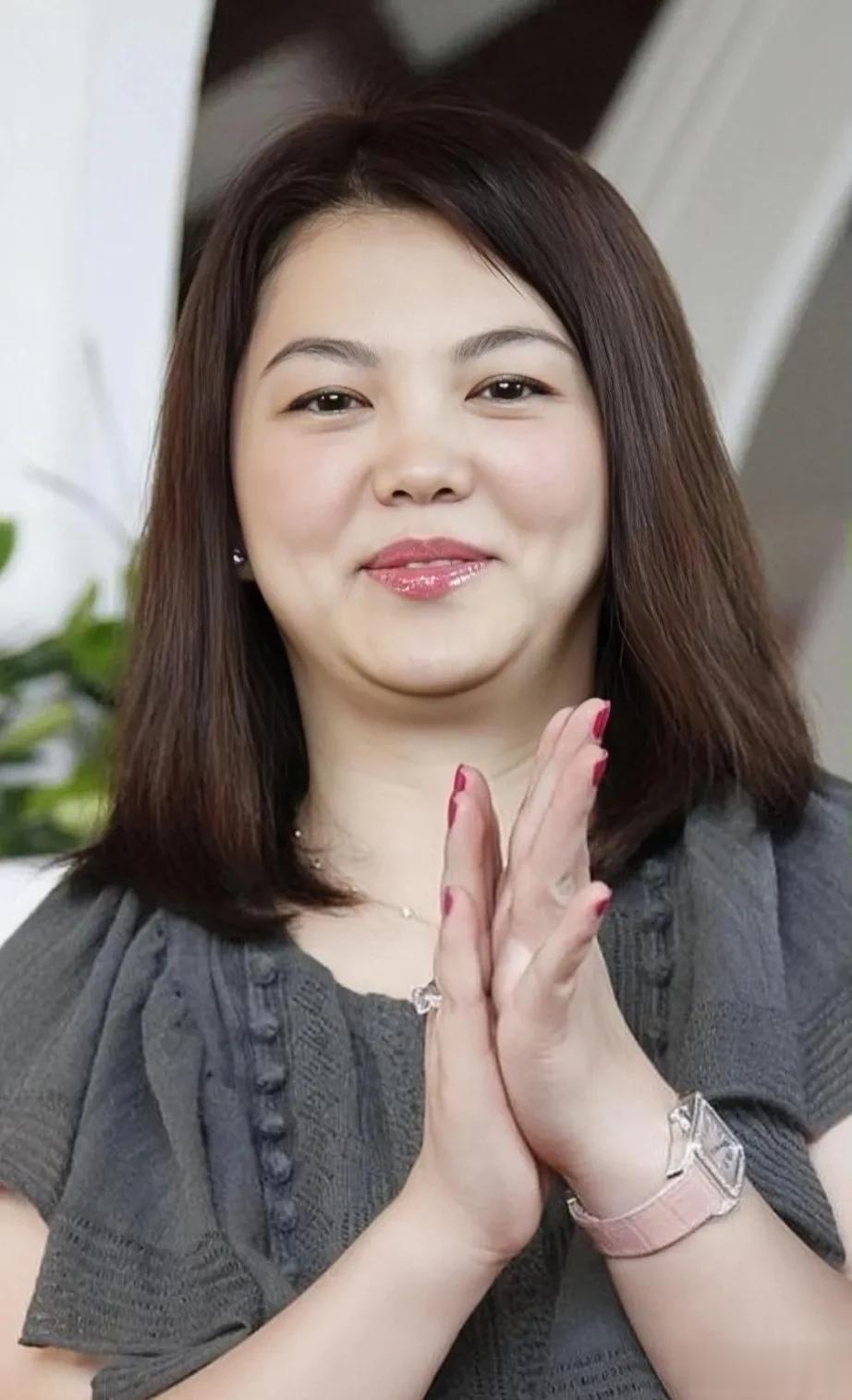 单身富婆李湘，身价5000亿，美貌如故，女儿就读英国贵族学校，李湘说:费用并不高