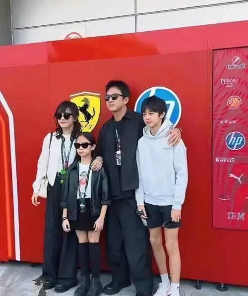 大家发现没？
邓超孙俪夫妇有个明显特点，
这辈子可能都改不了了。

那就是和其他