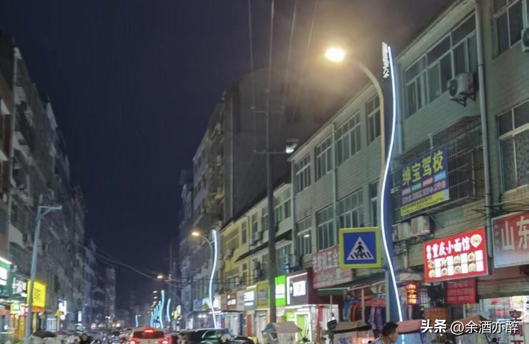 人过半百已白头
东南西北到处游
尝尽人间百般苦
只为人前不低头

春夏秋冬为钱愁